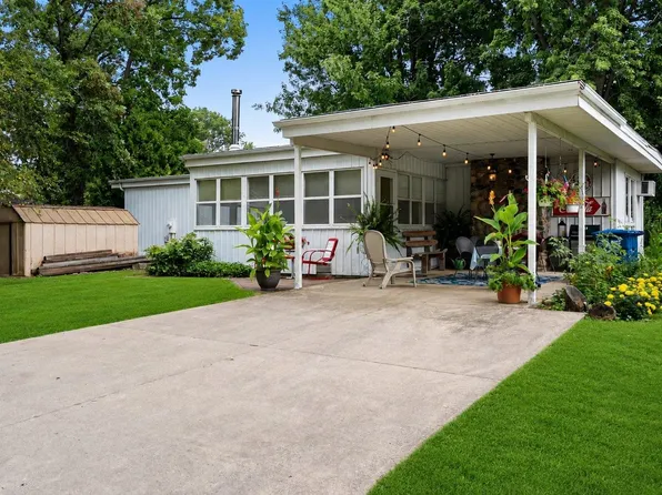 2073 S Point Comfort Rd, Oshkosh, WI 54902