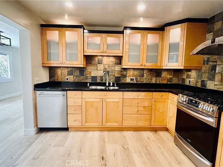 2183 Argyle Ave — Photo 5