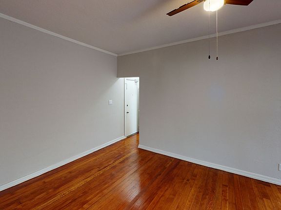 3rd image of 1319 Ingraham St #205