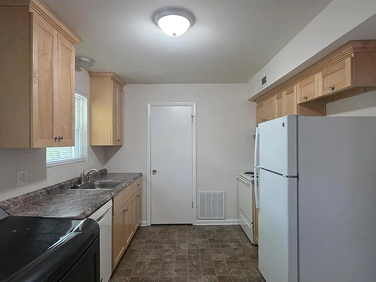 202 Marlou St — Photo 4