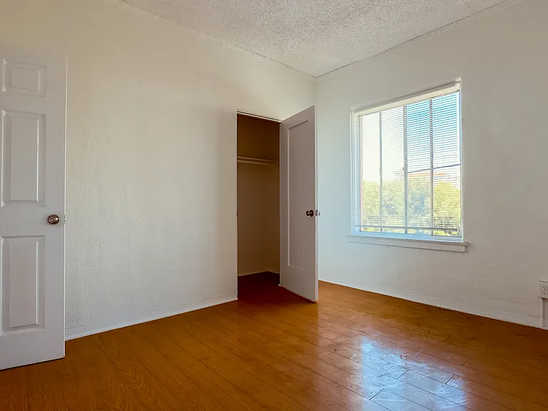 920 S Hobart Blvd — Photo 15