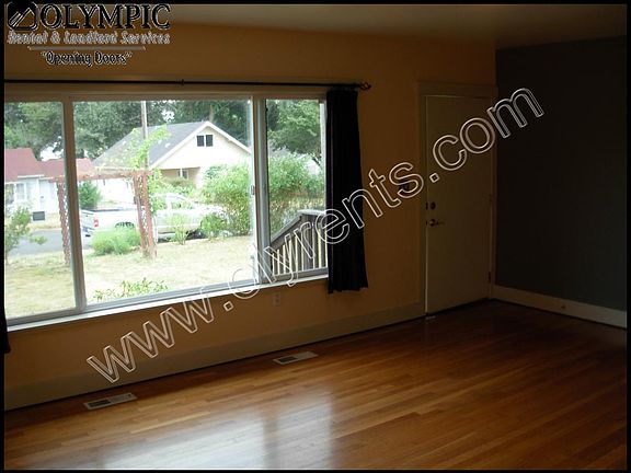3rd image of 921 Sawyer St SE