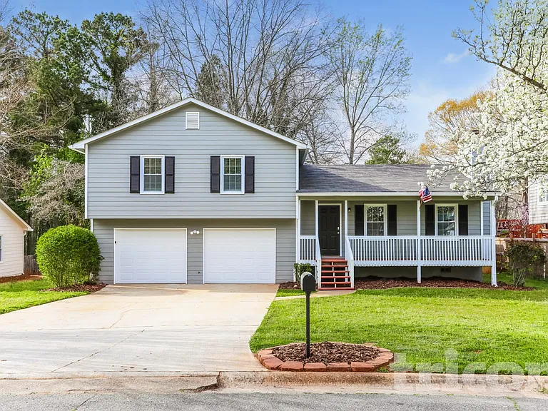 190 Canterbury Ln — Photo 1