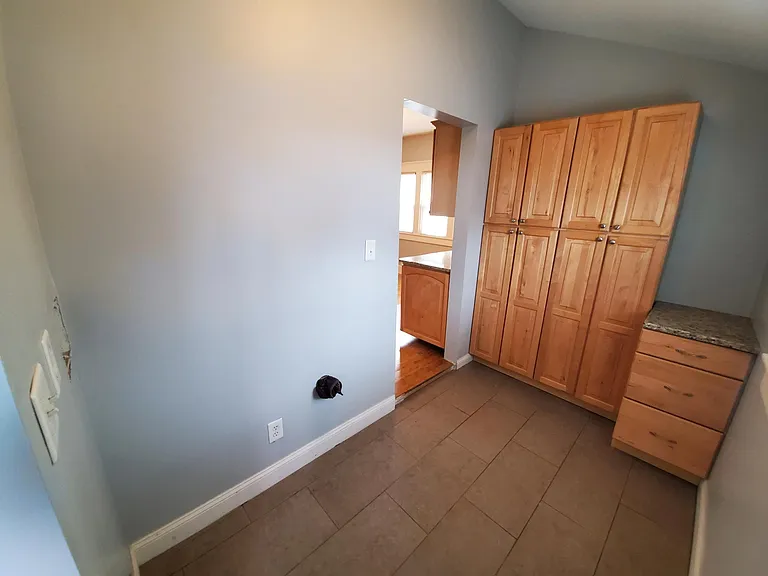 LAUNDRY ROOM W/ STORAGE