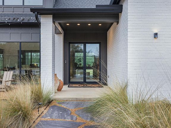 5th image of 432 S Garrett Cir