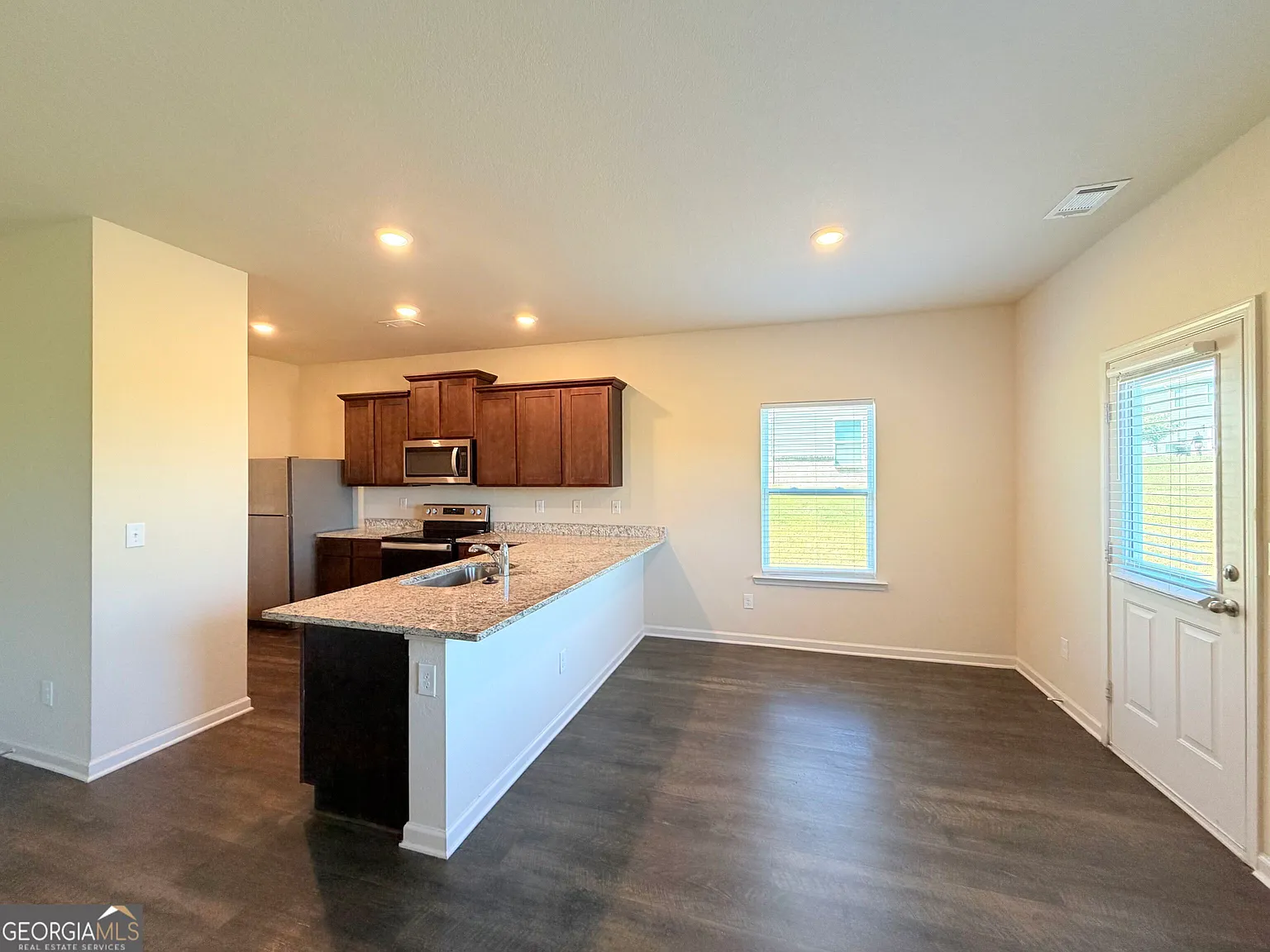 3 bed, 2.5 bath, 1704 sqft, $1,745 — Photo 3
