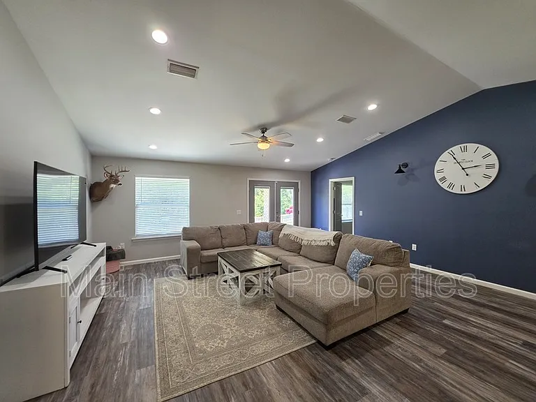 5565 Riviera Dr — Photo 7