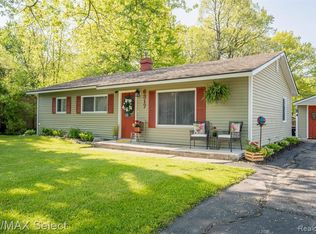 6317 Woodsdale Dr, Grand Blanc, MI 48439