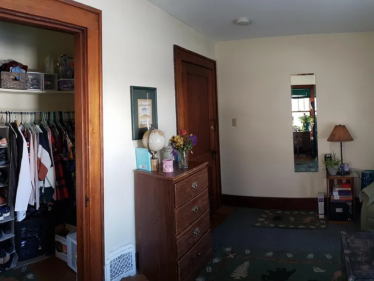 613 E College St #NE — Photo 5