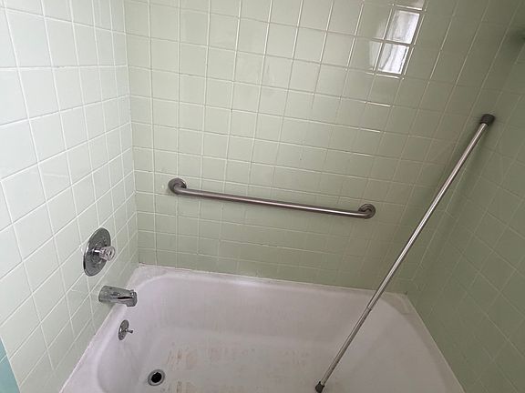 5th image of 2025 Abbott Rd APT 4