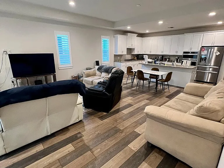 2084 Paragon Cir E — Photo 12