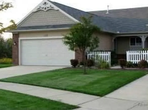 663 Shoreview Ct, Fenton, MI 48430