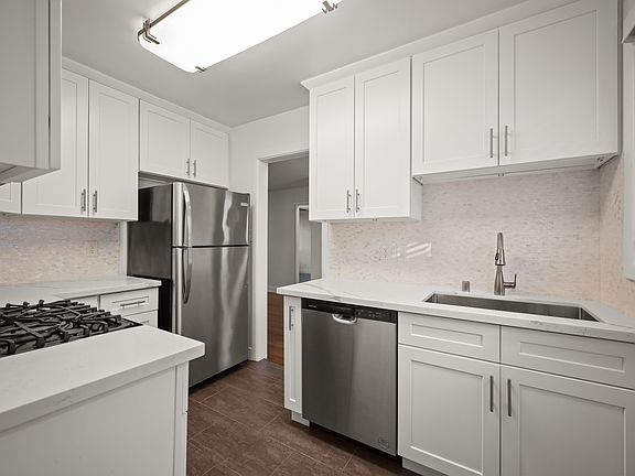 5th image of 150 San Vicente Blvd #6