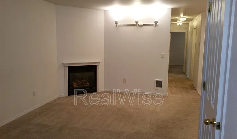 933 NE Hidden Valley Dr — Photo 5