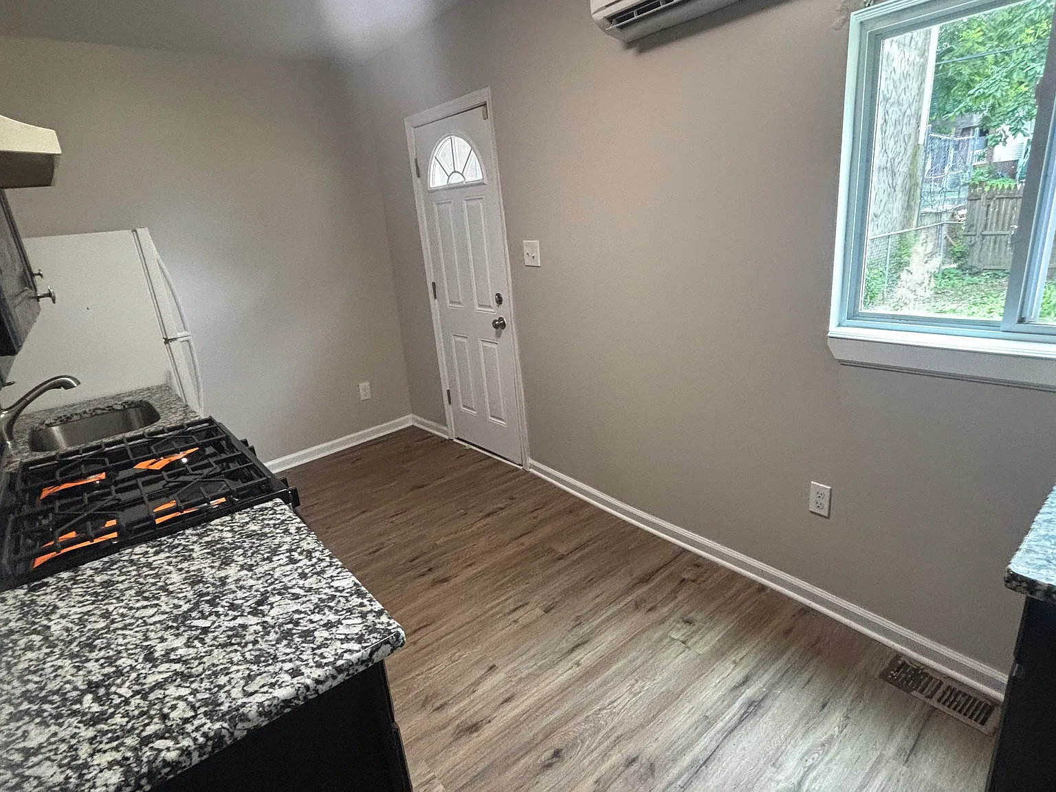 1037 Green St — Photo 2