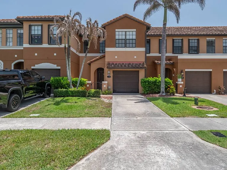 733 Ventura Dr — Photo 2
