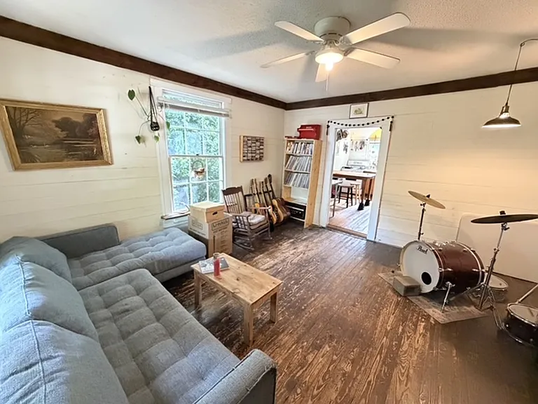 135 Cohen St — Photo 3