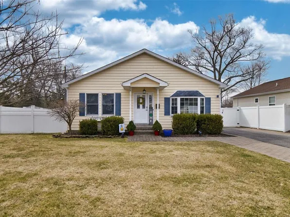 88 Hemlock Street, Islip, NY 11751