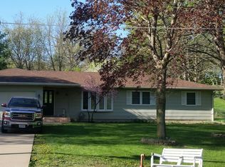 3898 Valley View Dr, Bettendorf, IA 52722