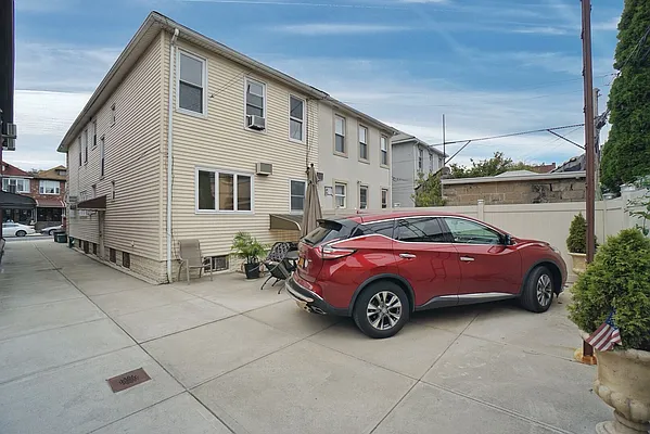 Sold by Neuhaus Realty, Inc. | media 31
