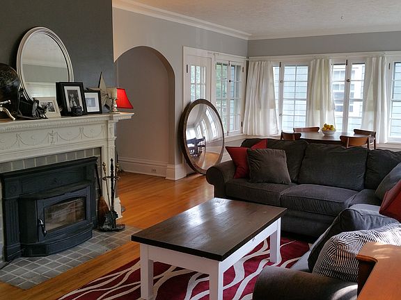 2647 Ashton-living room