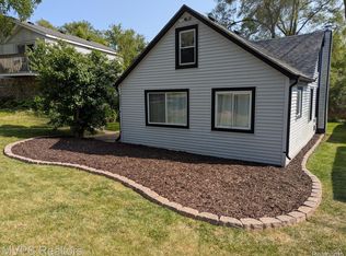 6421 Cloverton Dr, Waterford, MI 48329