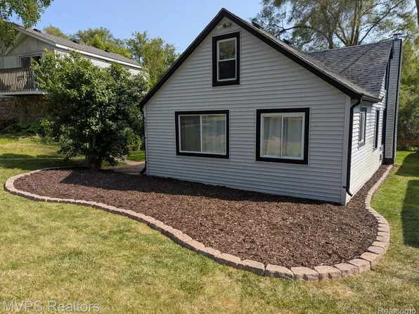 6421 Cloverton Dr, Waterford, MI 48329