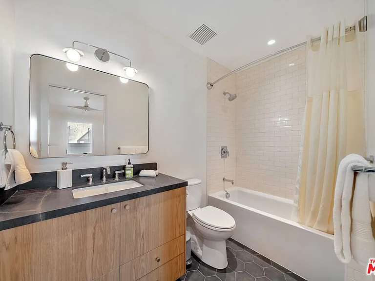 1222 S Genesee Ave — Photo 64