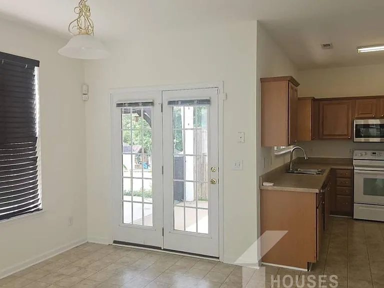 213 Worcester Ln — Photo 6