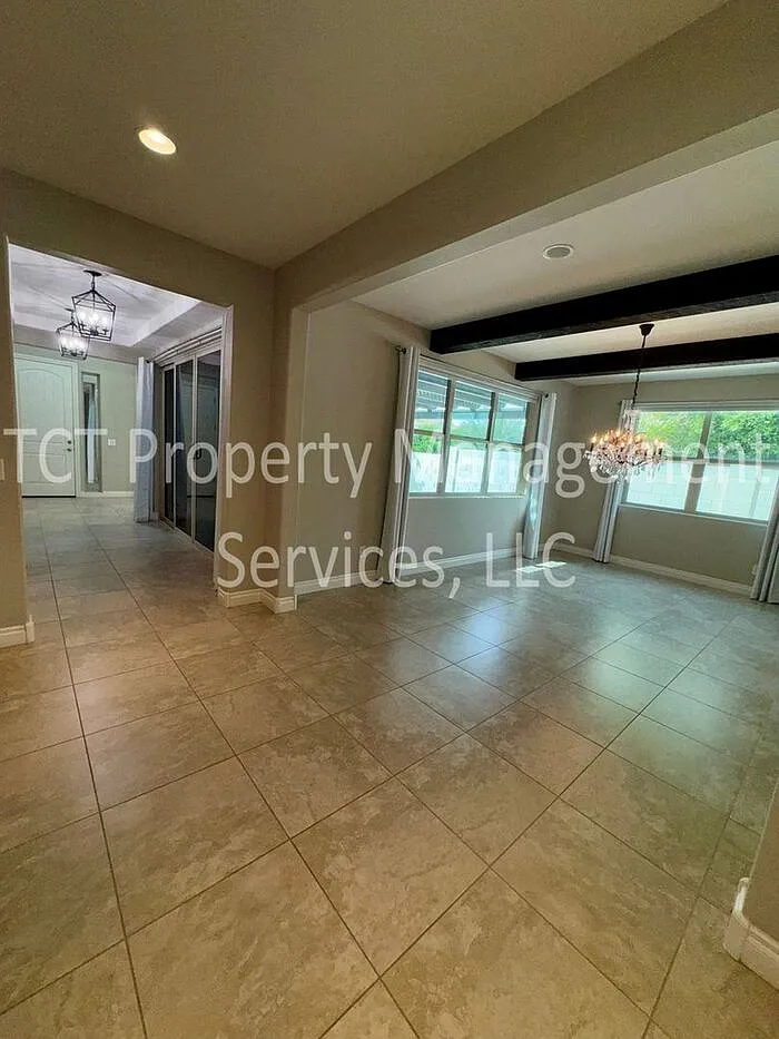 4 bed, 3.5 bath, 4257 sqft, $3,895 — Photo 4