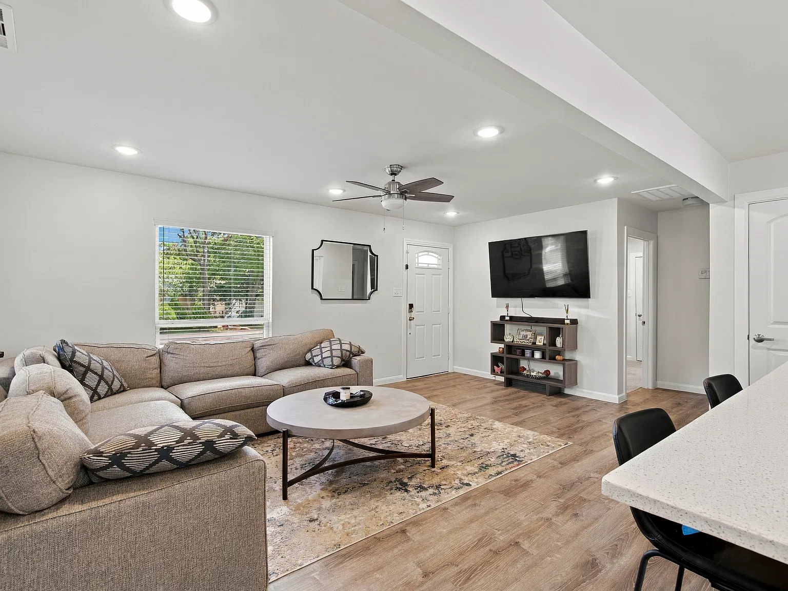 3 bed, 1361 sqft, $2,850 — Photo 2