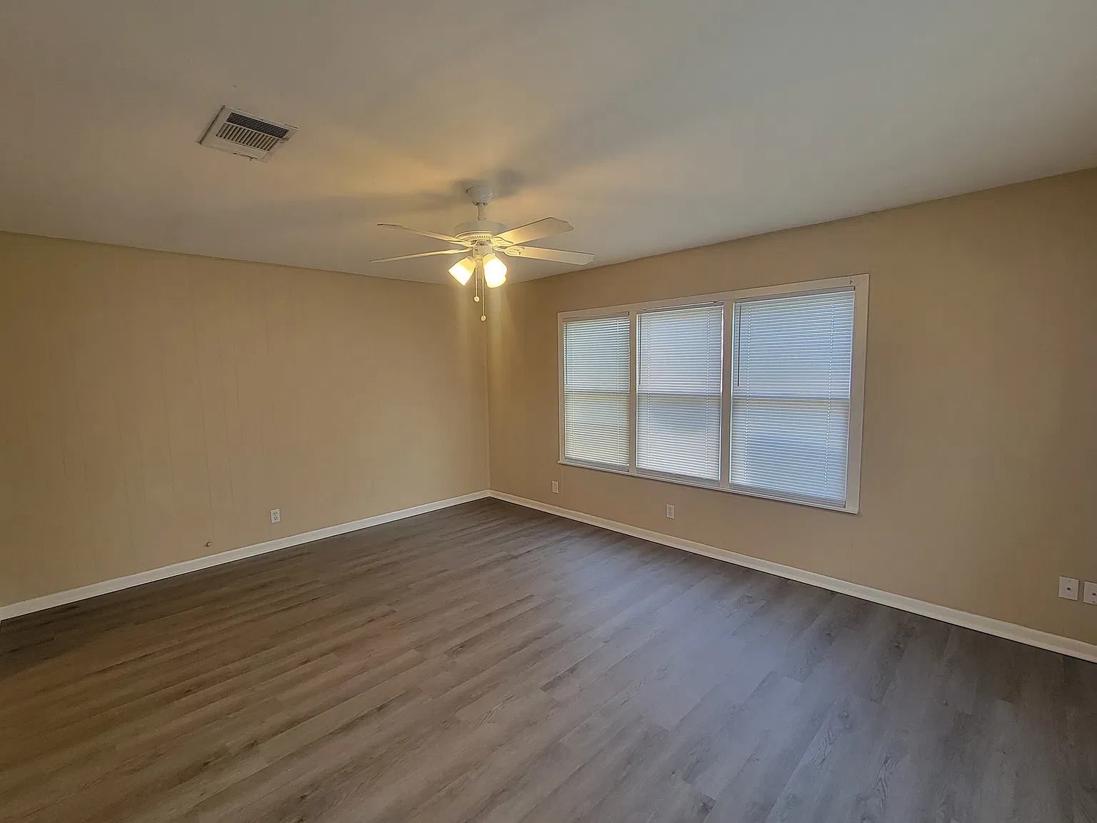 3 bed, 1402 sqft, $1,395 — Photo 2