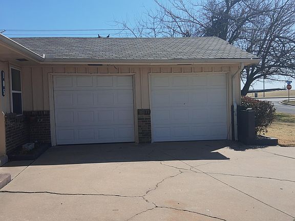 double garage doors, bonus room and single garage space