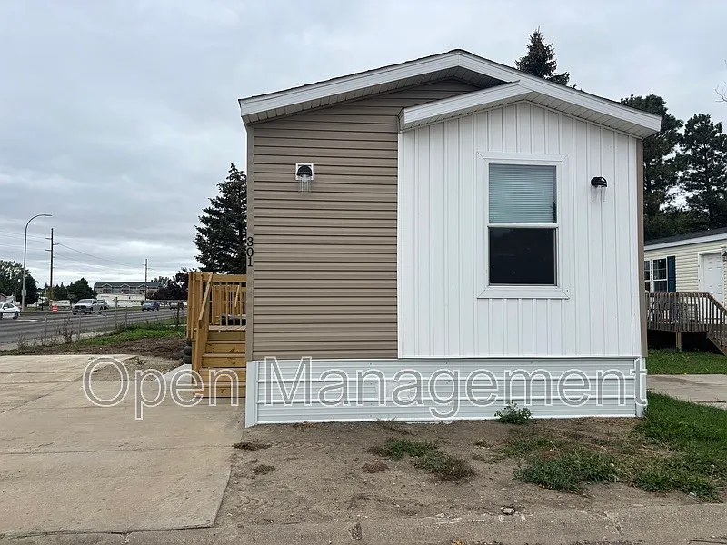 3 bed, 2.0 bath, 1056 sqft, $1,279 — Photo 1