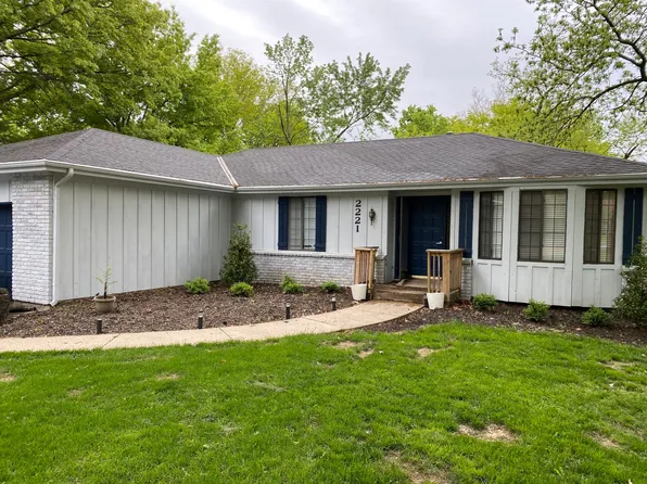 2221 W 71st St, Prairie Village, KS 66208