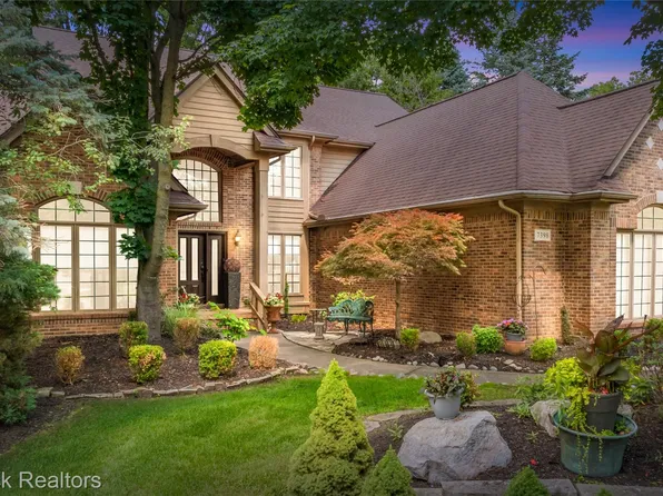 7398 Autumn Hill Dr, West Bloomfield, MI 48323