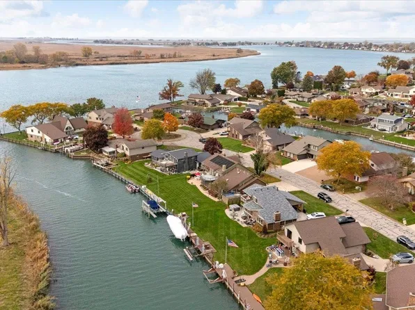 7321 Parklane Dr, Algonac, MI 48001