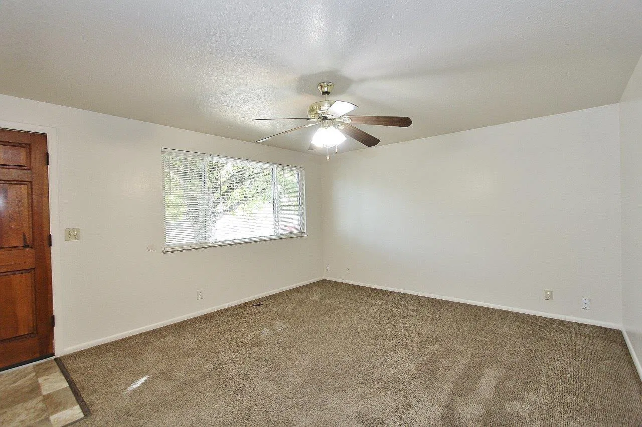 3 bed, 988 sqft, $1,850 — Photo 2