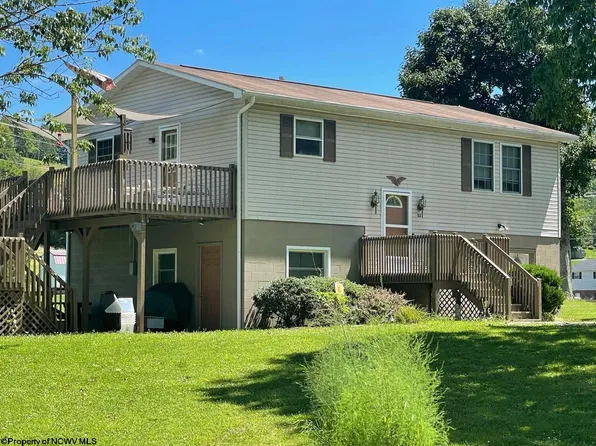 52 Grove St, Buckhannon, WV 26201