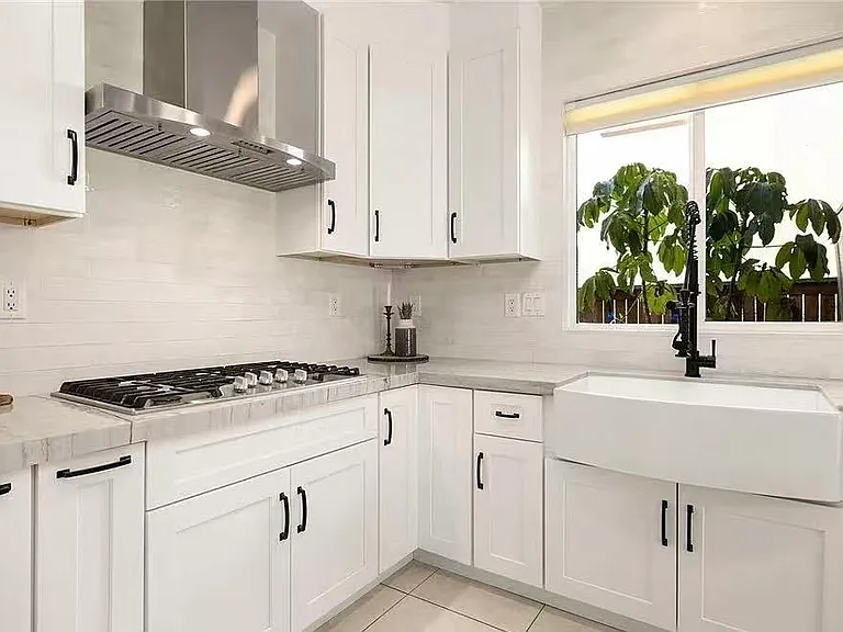 22358 Hawthorn Ave — Photo 3