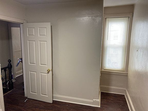 Middle bedroom 