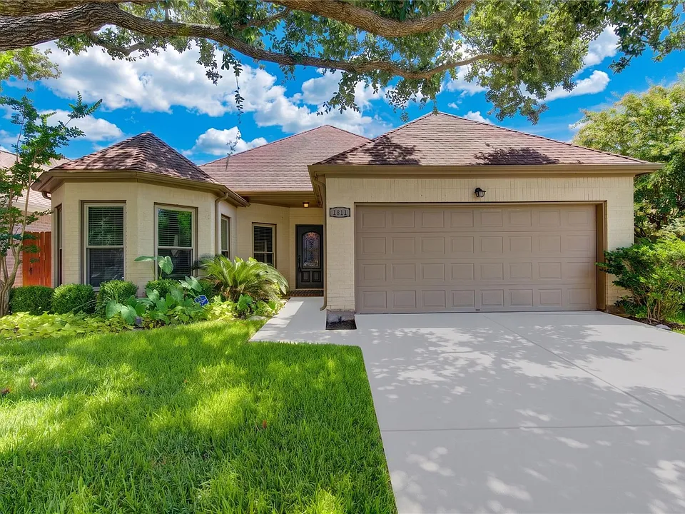 1811 Emerald Green Dr