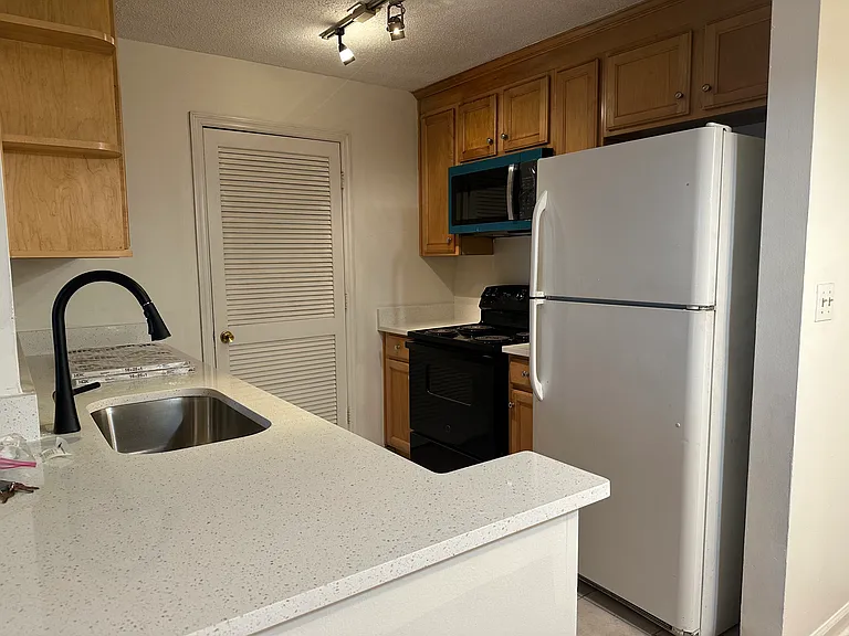 303 Granville Ct #303 — Photo 4