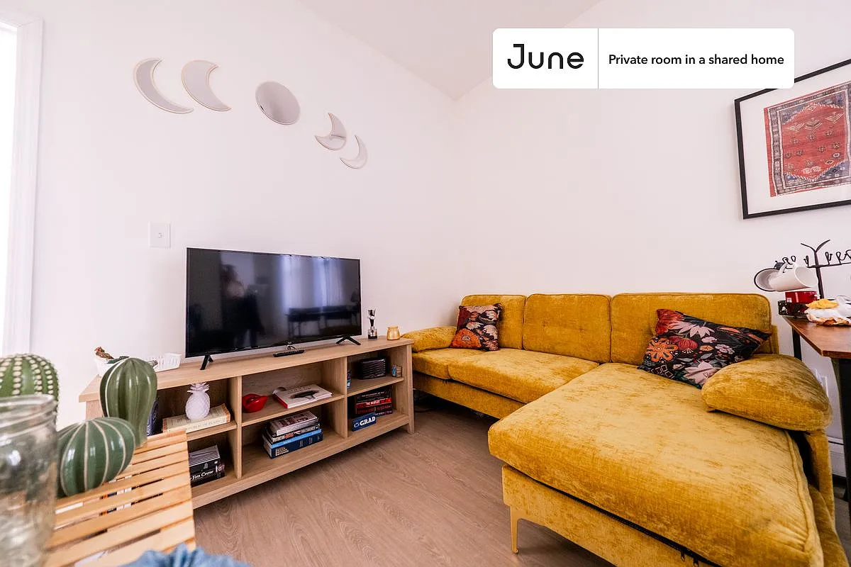 Queen bedroom in 2 bed/1 bath home in Bushwick #1807 B — Photo 3
