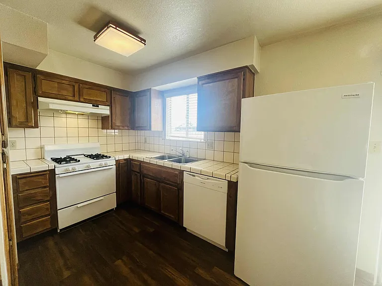 1251 W Davis St — Photo 8