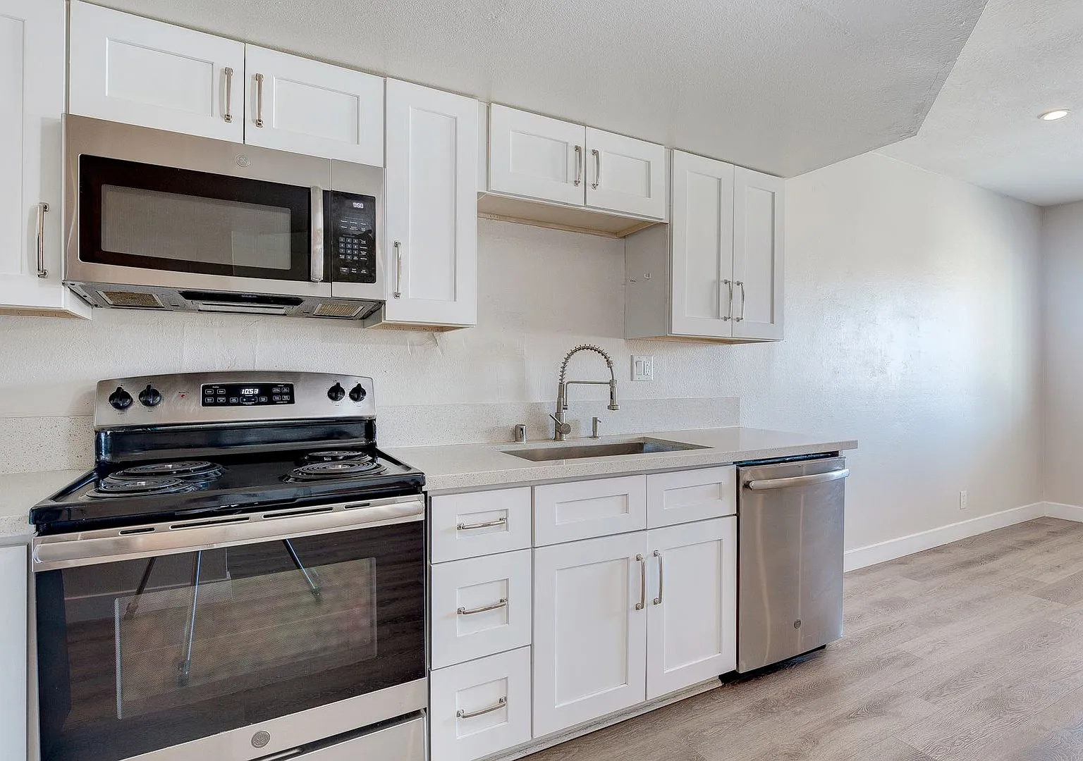 471 Jefferson Blvd — Photo 3