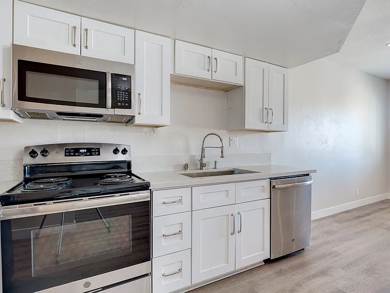 471 Jefferson Blvd — Photo 3