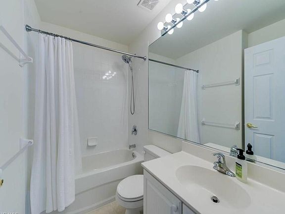 3rd image of 1315 Henley St APT 1004