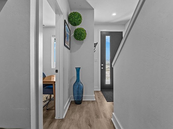 4th image of 600 Lawrence Ave #14