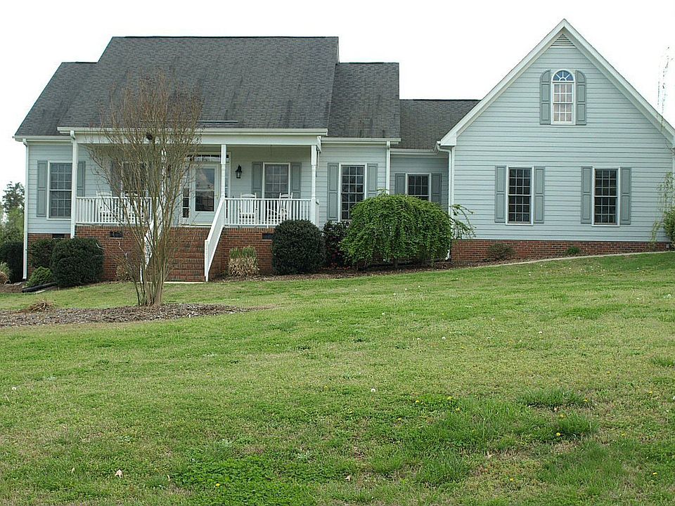 Well-maintained ranch style home w/open floorplan & private in-ground pool.